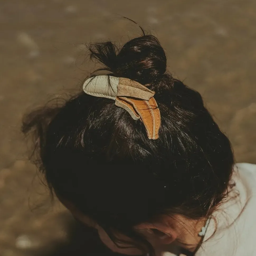 donsje_amsterdam__nanoe_f_2-3.webp Donsje Amsterdam | Nanoe Fruit Hairclip | Banana | Caramel Nubuck
