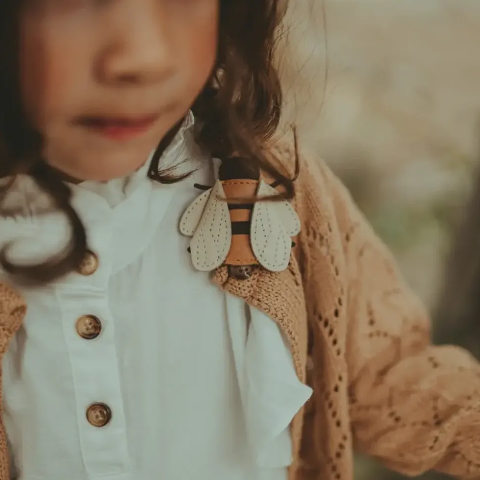 donsje_amsterdam__zaza_sk_2.webp Donsje Amsterdam | Zaza Sky Hairclip | Bee | Camel Classic Leather