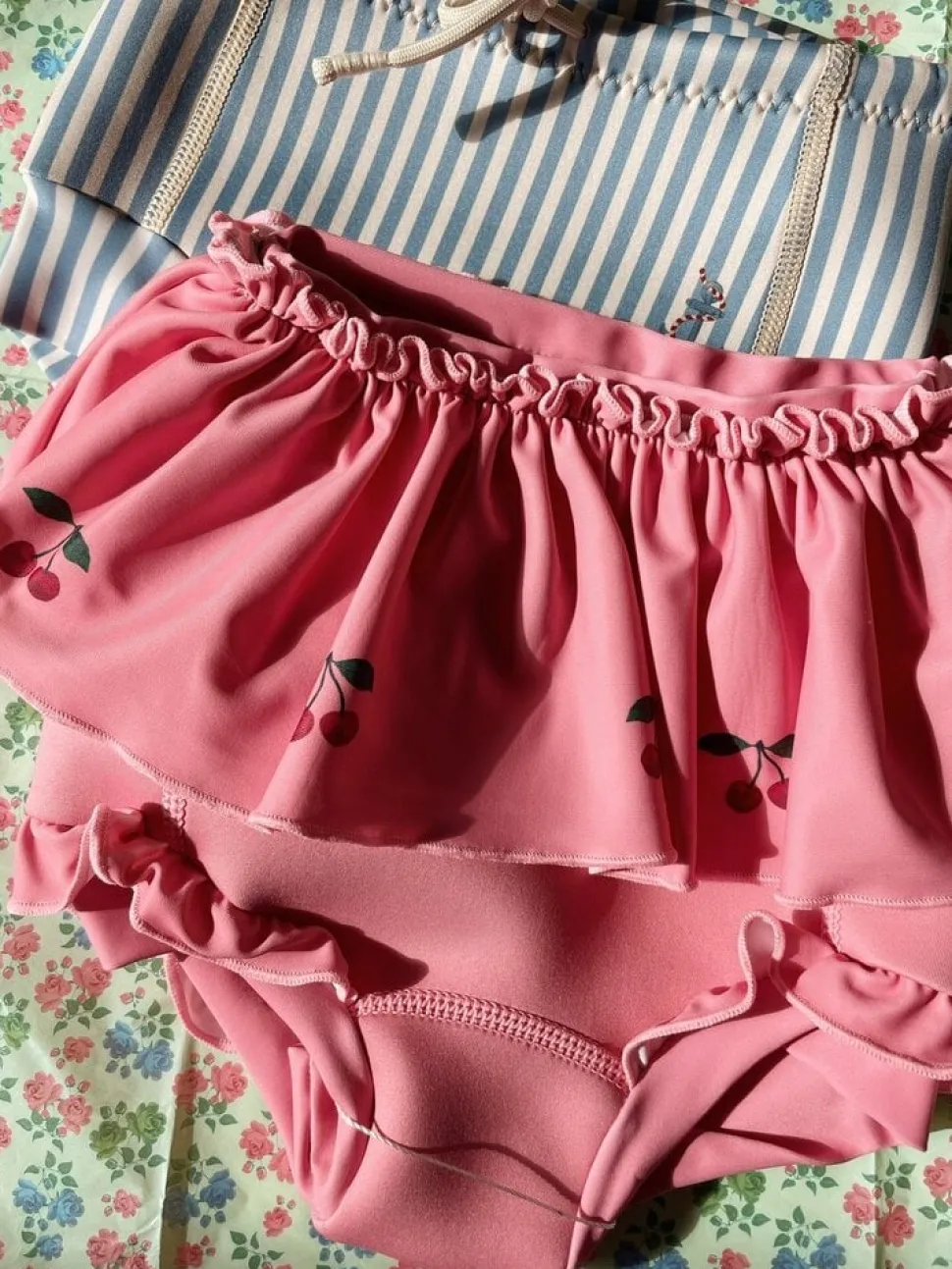 Konges Sløjd | Bobbi Frill Swimshorts | Strawberry Ice