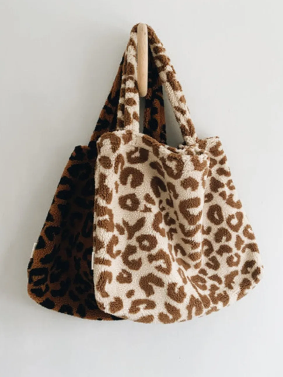 studio_noos__teddy_leopar_3-1.webp Studio Noos | Teddy leopard ecru mom-bag